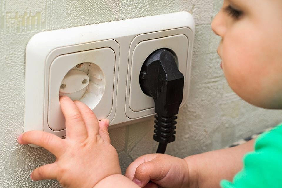 Descargas eléctricas en niños: ¿Qué hacer en caso de emergencia?