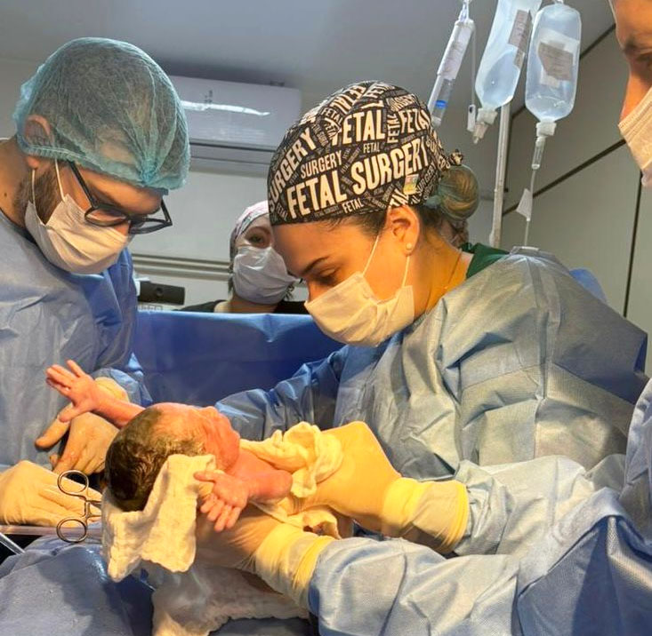 Positiva intervención fetal permitió prolongar embarazo de alto riesgo y mejorar el pronóstico de dos recién nacidas