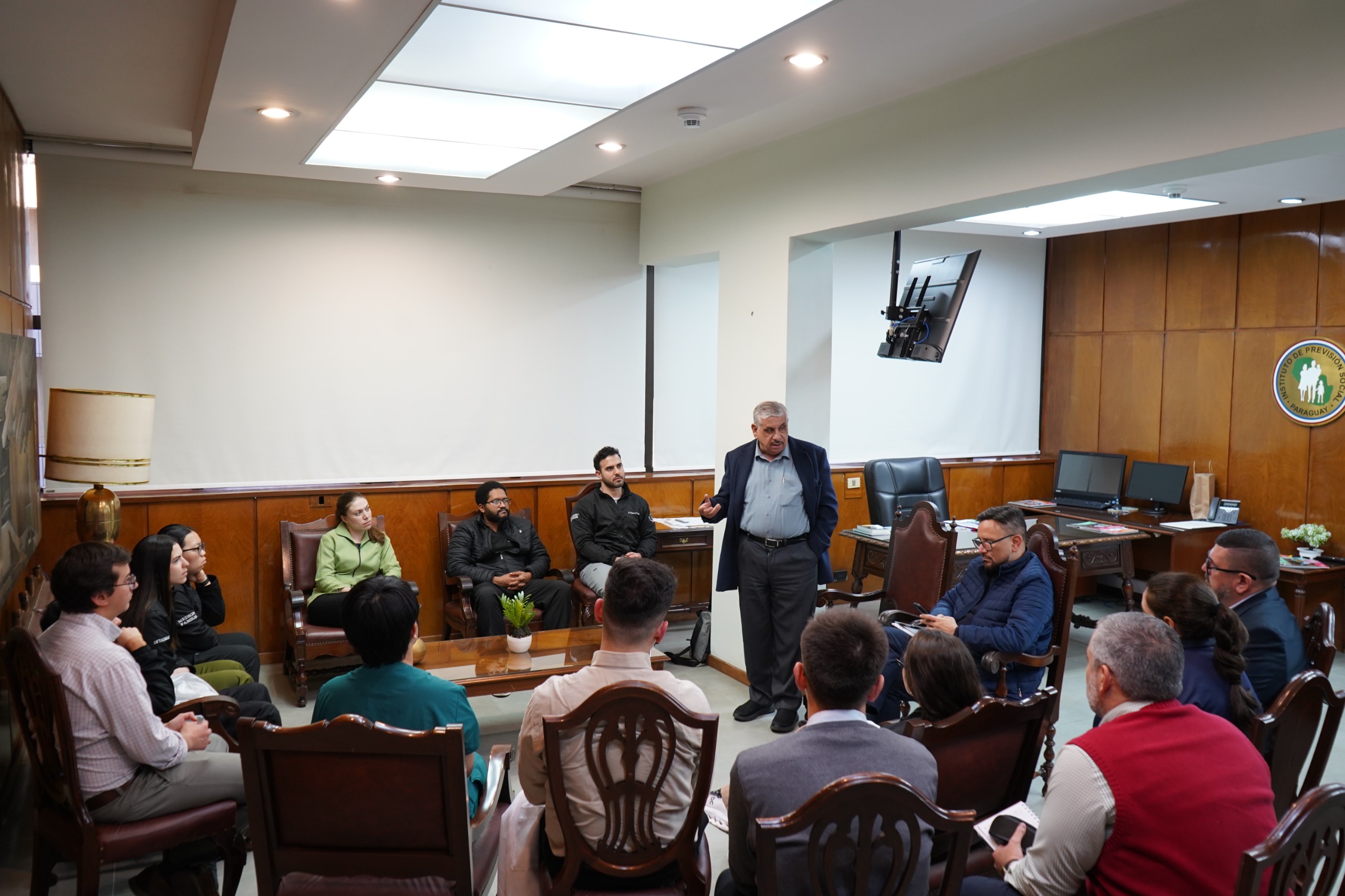 Presidente del IPS dio la bienvenida a 14 médicos extranjeros que inician su residencia y los invitó a construir su futuro en Paraguay