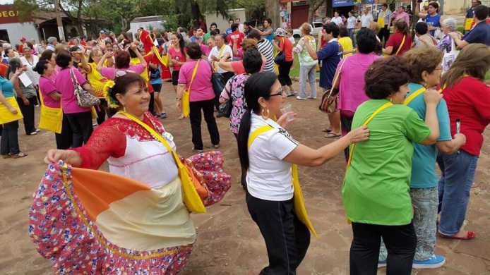 Adultos mayores se preparan para celebrar el carnaval con Vida Plena