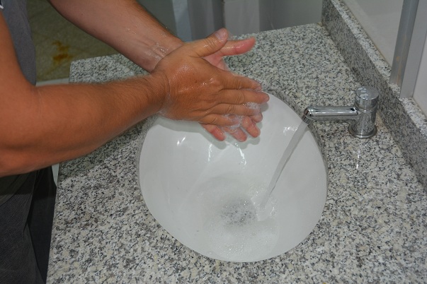 Se insta a hábitos saludables como el lavado de manos para prevenir la meningitis