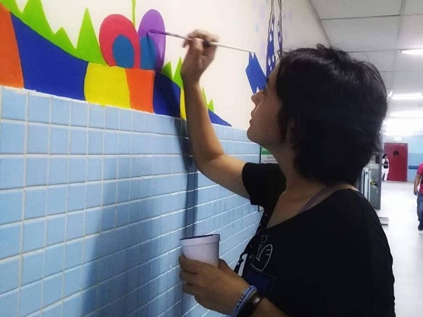 Jóvenes voluntarios están Pintando de Corazón el nuevo pabellón de oncohematología pediátrica