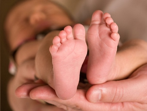 La prueba del test del piecito es un análisis que deben realizarse todos los recién nacidos antes del mes de vida