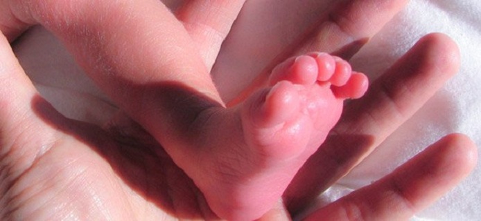 ¿Qué detecta la prueba del test del piecito en los recién nacidos?