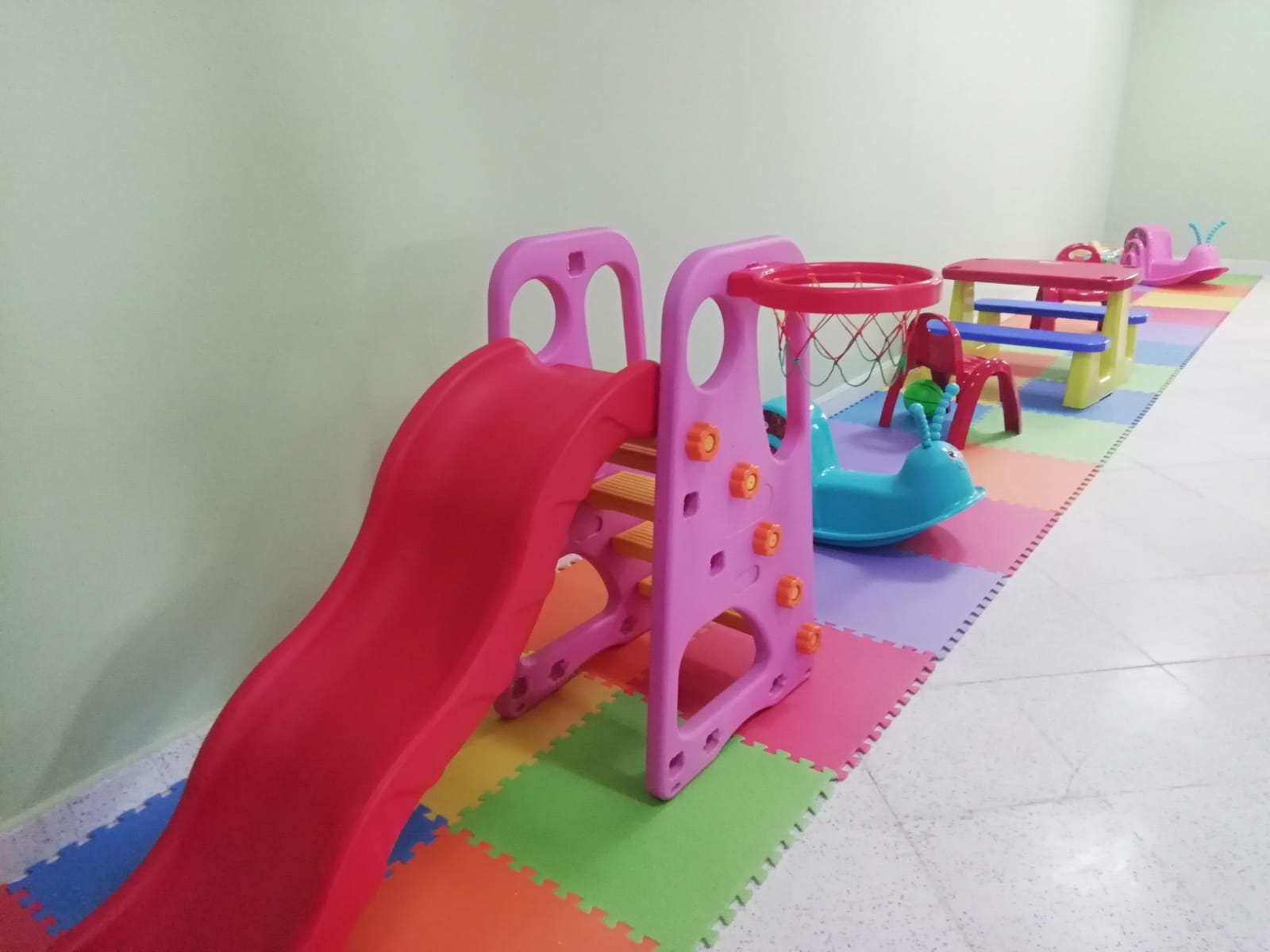 Habilitan sala de espera pediátrica en la Clínica Campo Vía