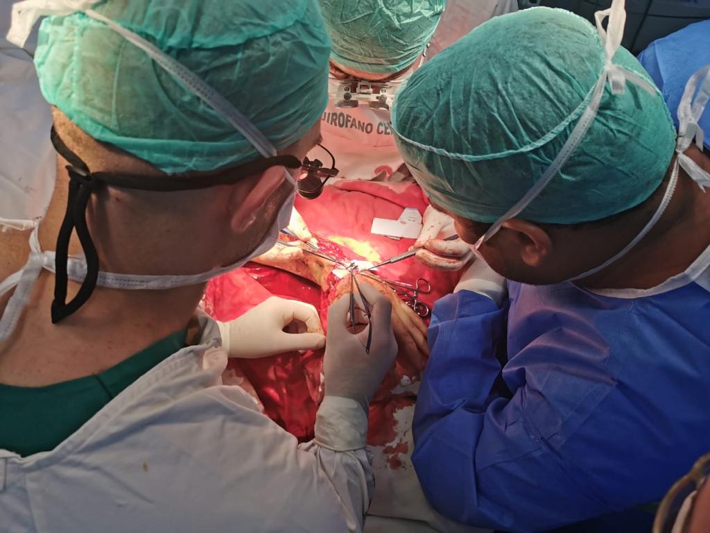Traumatólogos del IPS realizan primer implante total de mano tras amputación traumática