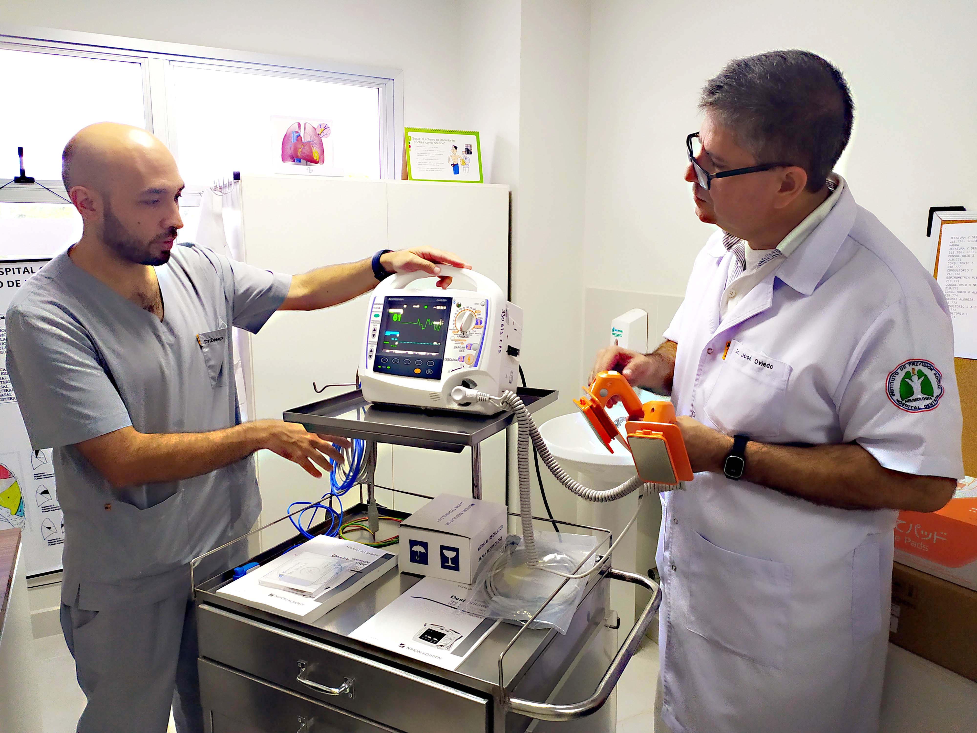 Servicio de Neumología y Alergia del Hospital Central del IPS  recibe nuevos equipos Cardiodesfibriladores 