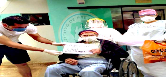 Paciente de 95 años, recibe el alta médica tras lograr vencer al covid-19.