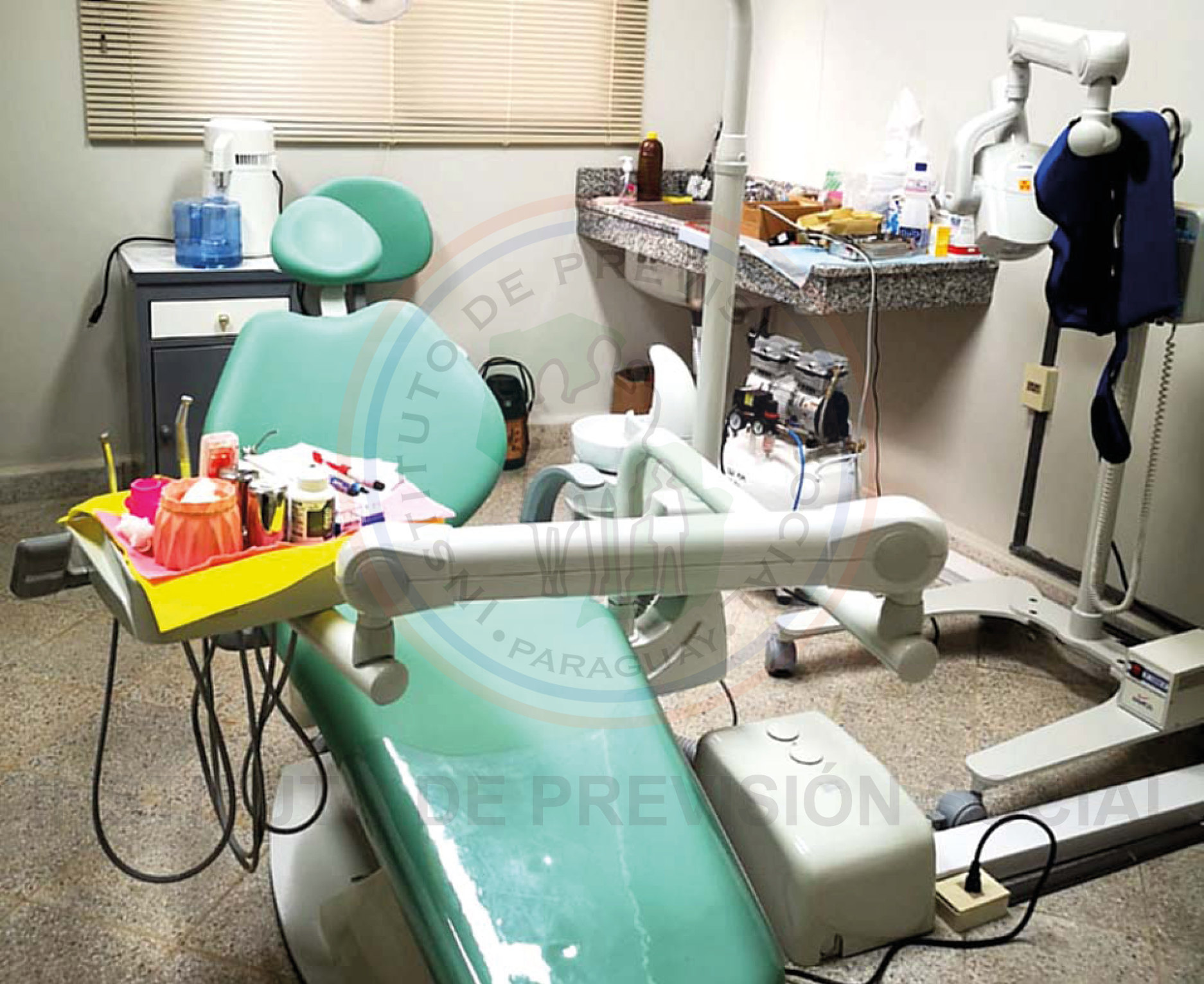 Área Interior con equipos odontológicos nuevos para la atención en forma gradual 