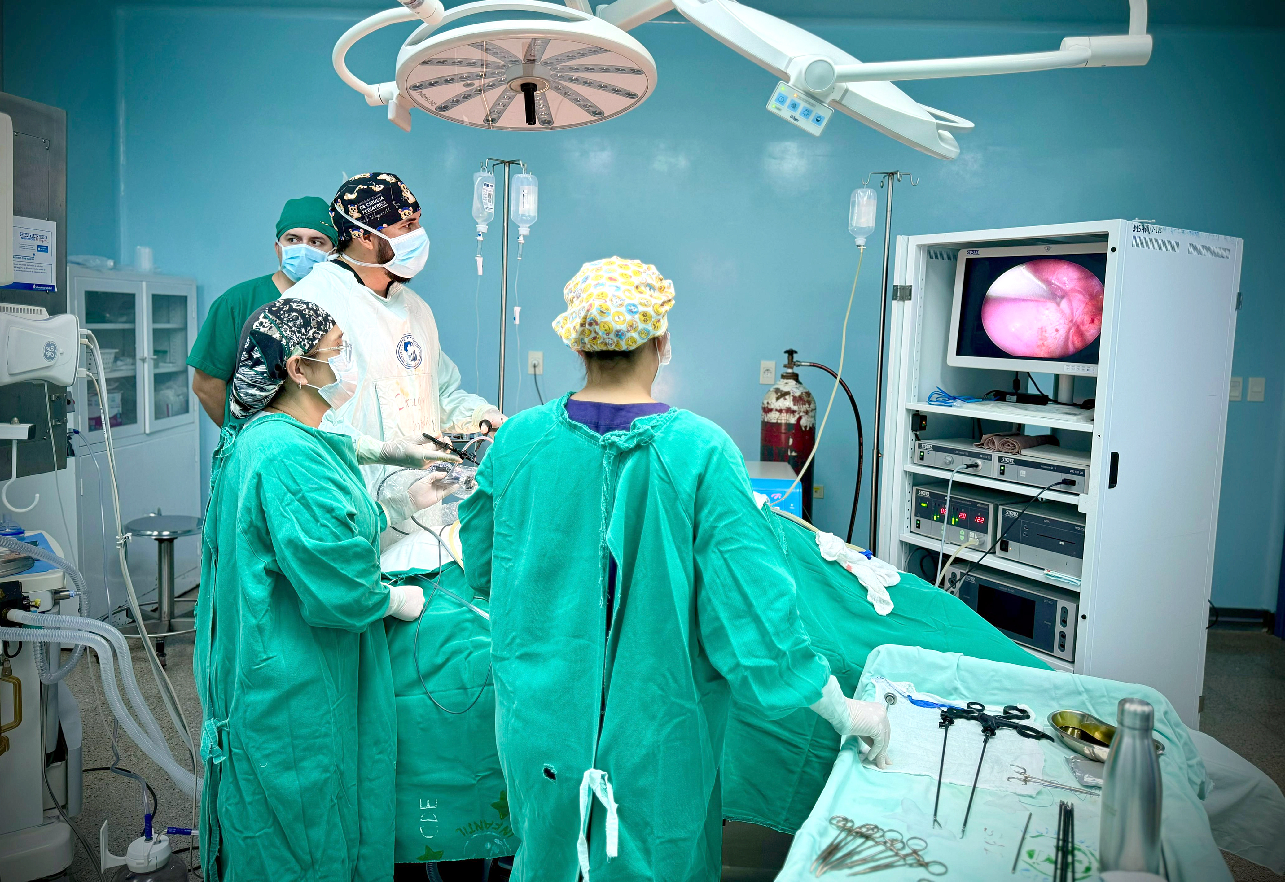Realizan por primera vez compleja intervención quirúrgica a paciente pediátrico en el IPS de Ciudad del Este
