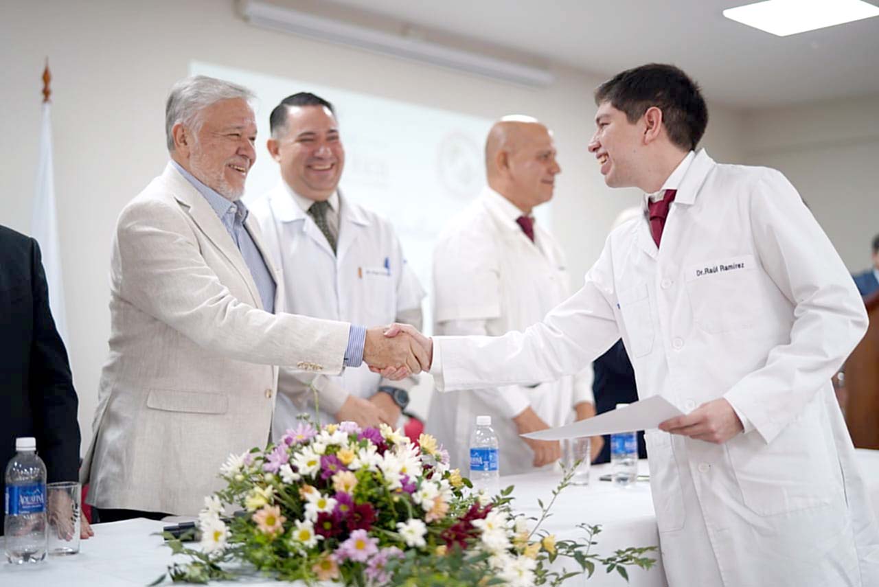 Egresan 164 nuevos especialistas médicos para el servicio sanitario de la sociedad