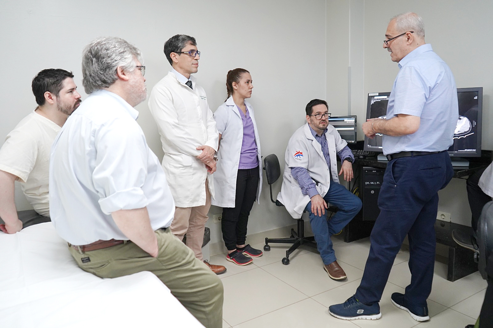 El Hospital Central recibe la visita de reconocido médico catedrático de la Unión Internacional de Flebología