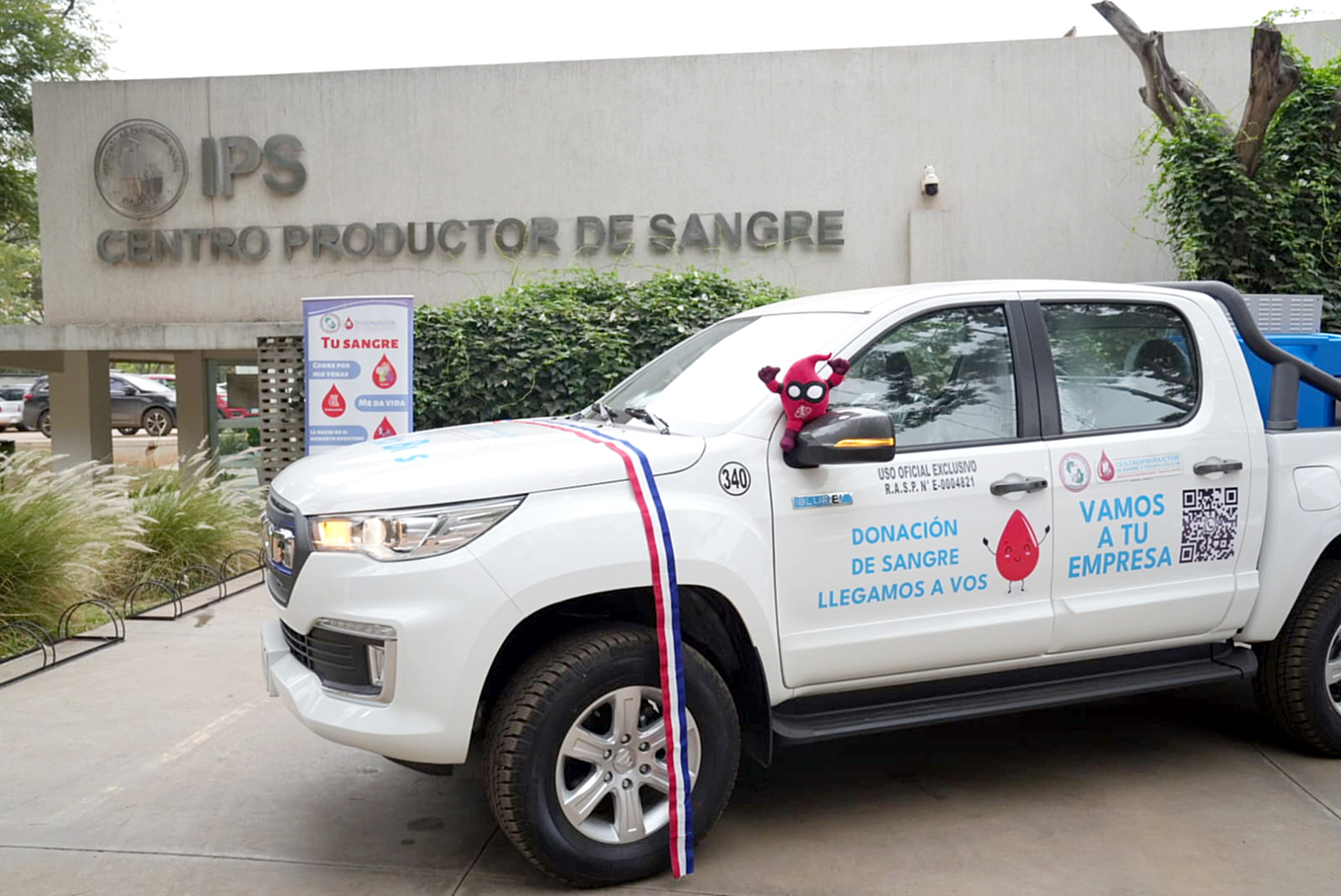 Donan vehiculo al Centro Productor de Sangre del IPS para colectar sangre en empresas