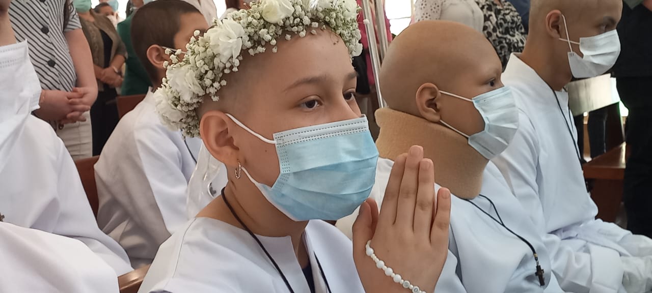 Pacientes pediátricos reciben los sacramentos de iniciación cristiana en el día de San Pío