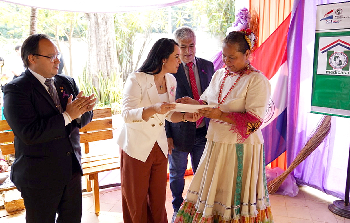 Medicasa inauguró biblioteca, mural y jardín terapéutico para adultos mayores