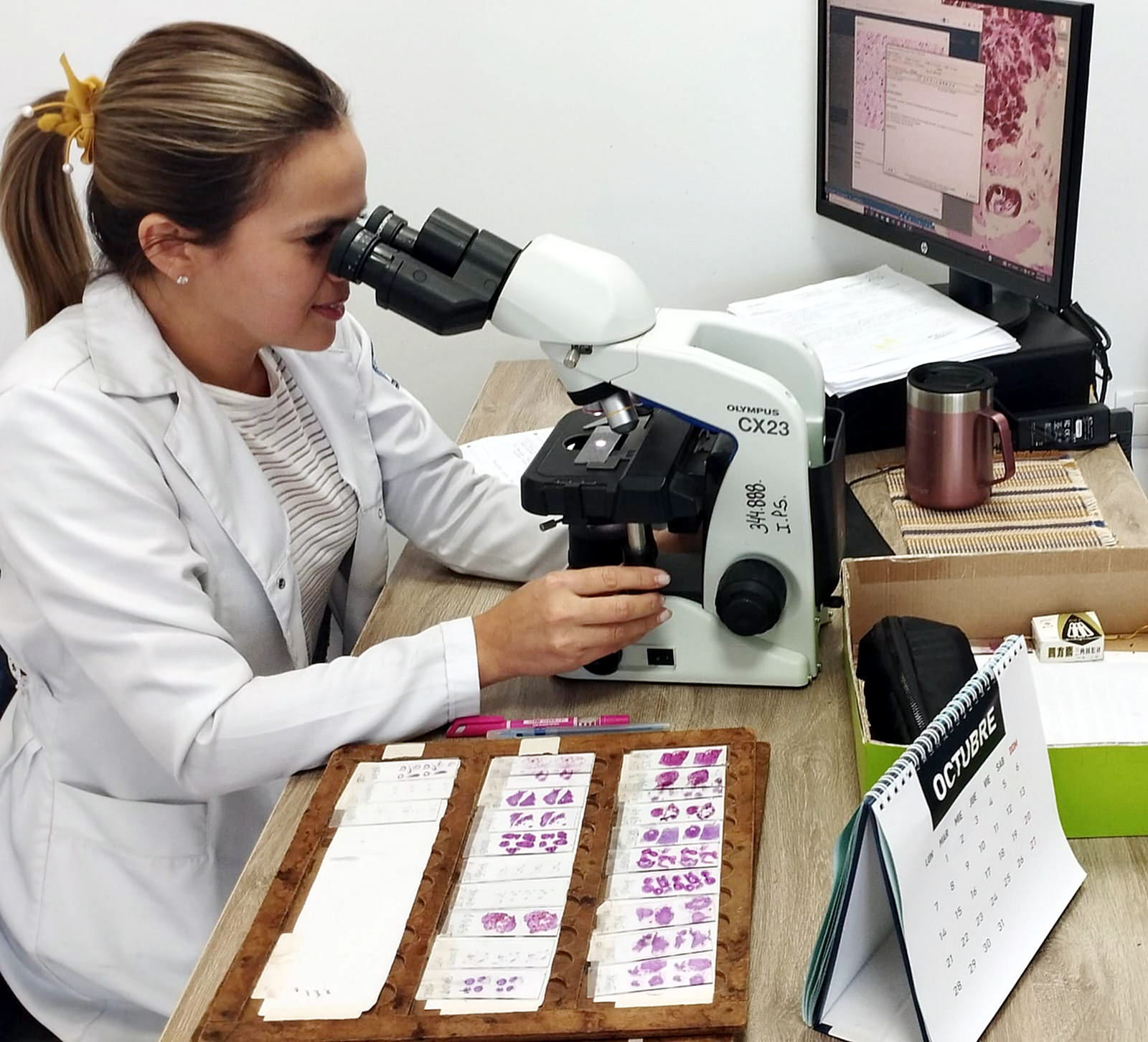 Día del Patólogo expertos en el estudio de las enfermedades y las condiciones médicas a nivel celular y molecular 