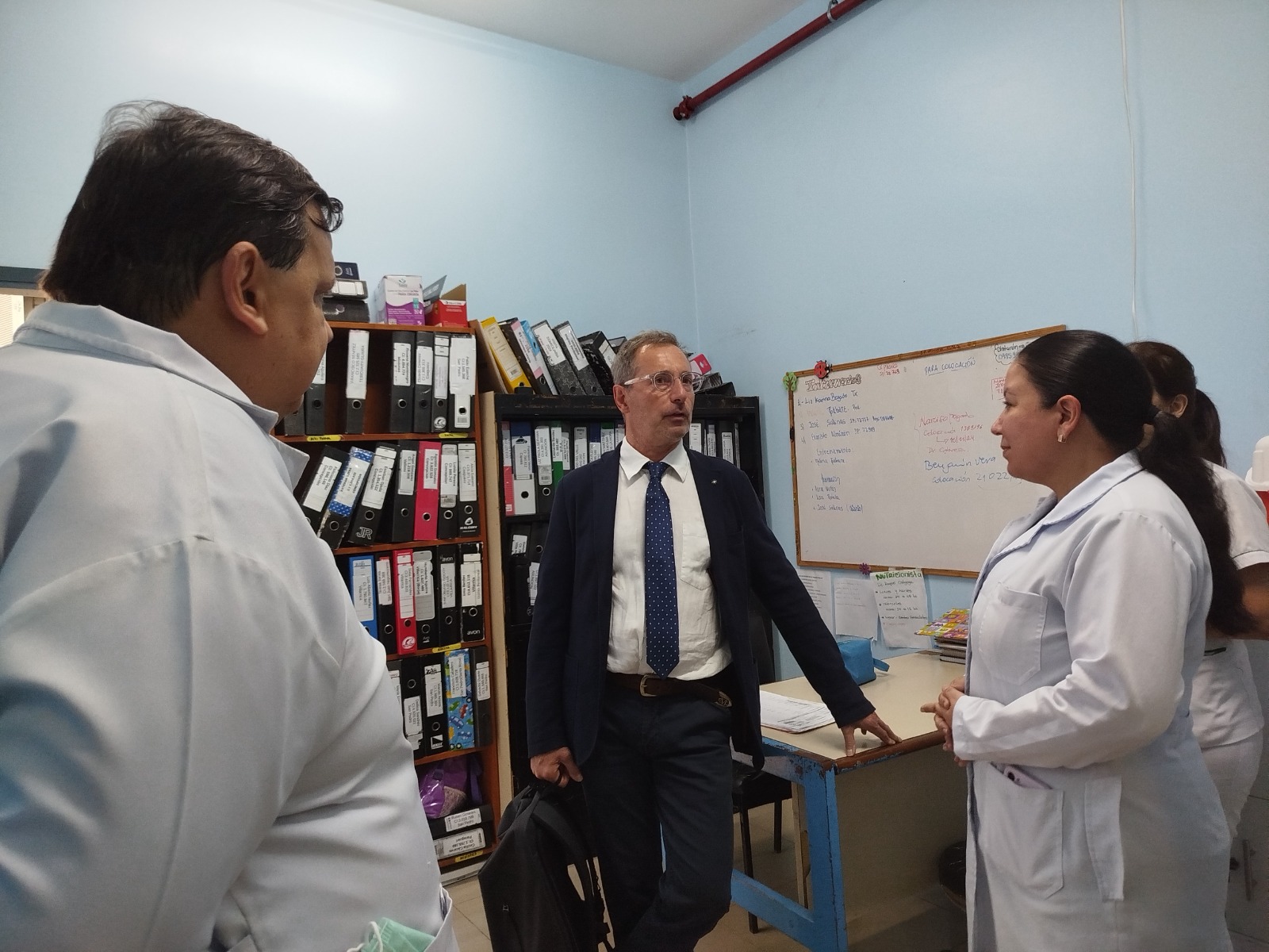 Medico experto francés visita el Hospital Central del IPS