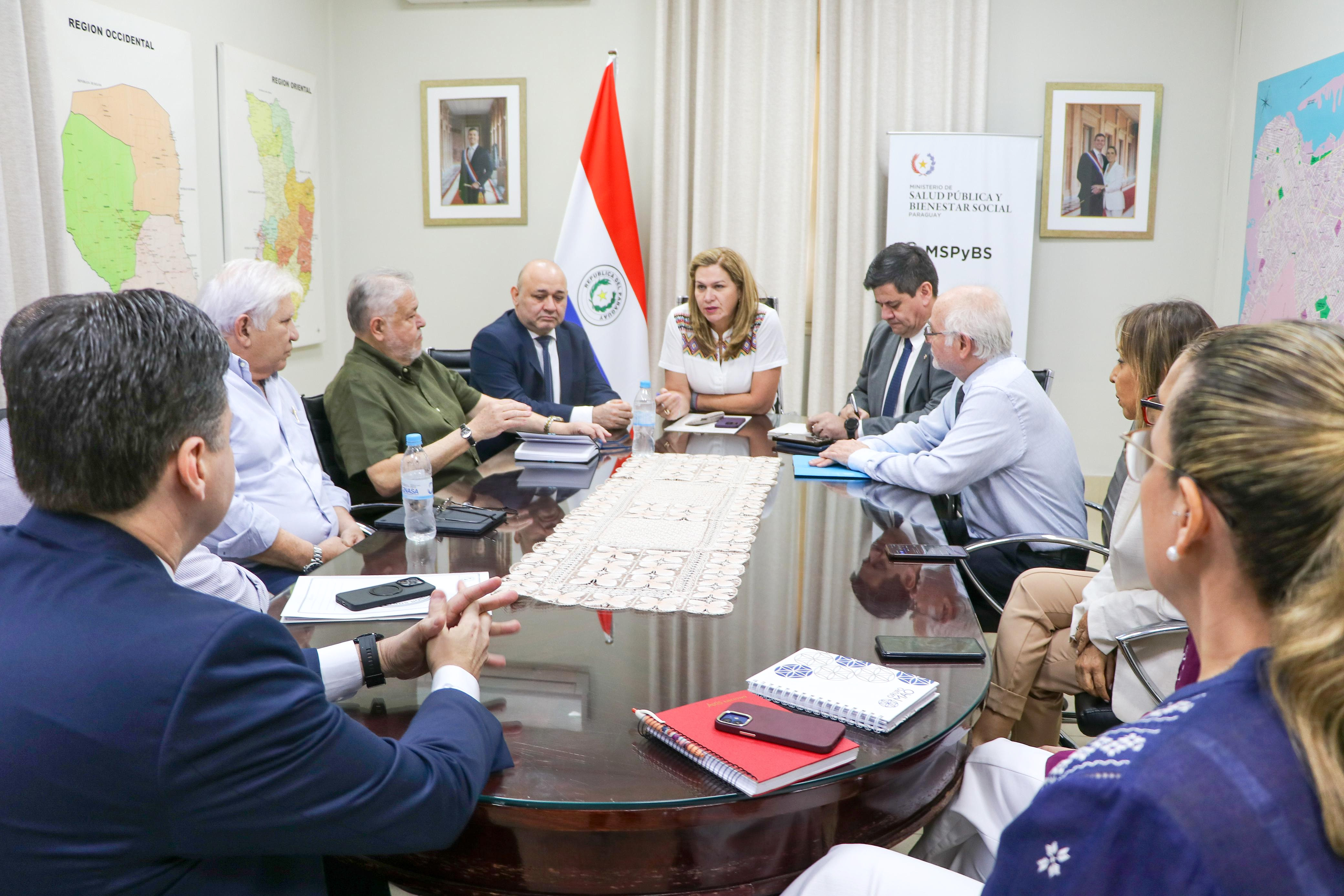 Ministerio de Salud y el IPS coordinan acciones para mejorar la atención de pacientes y el abastecimiento de insumos