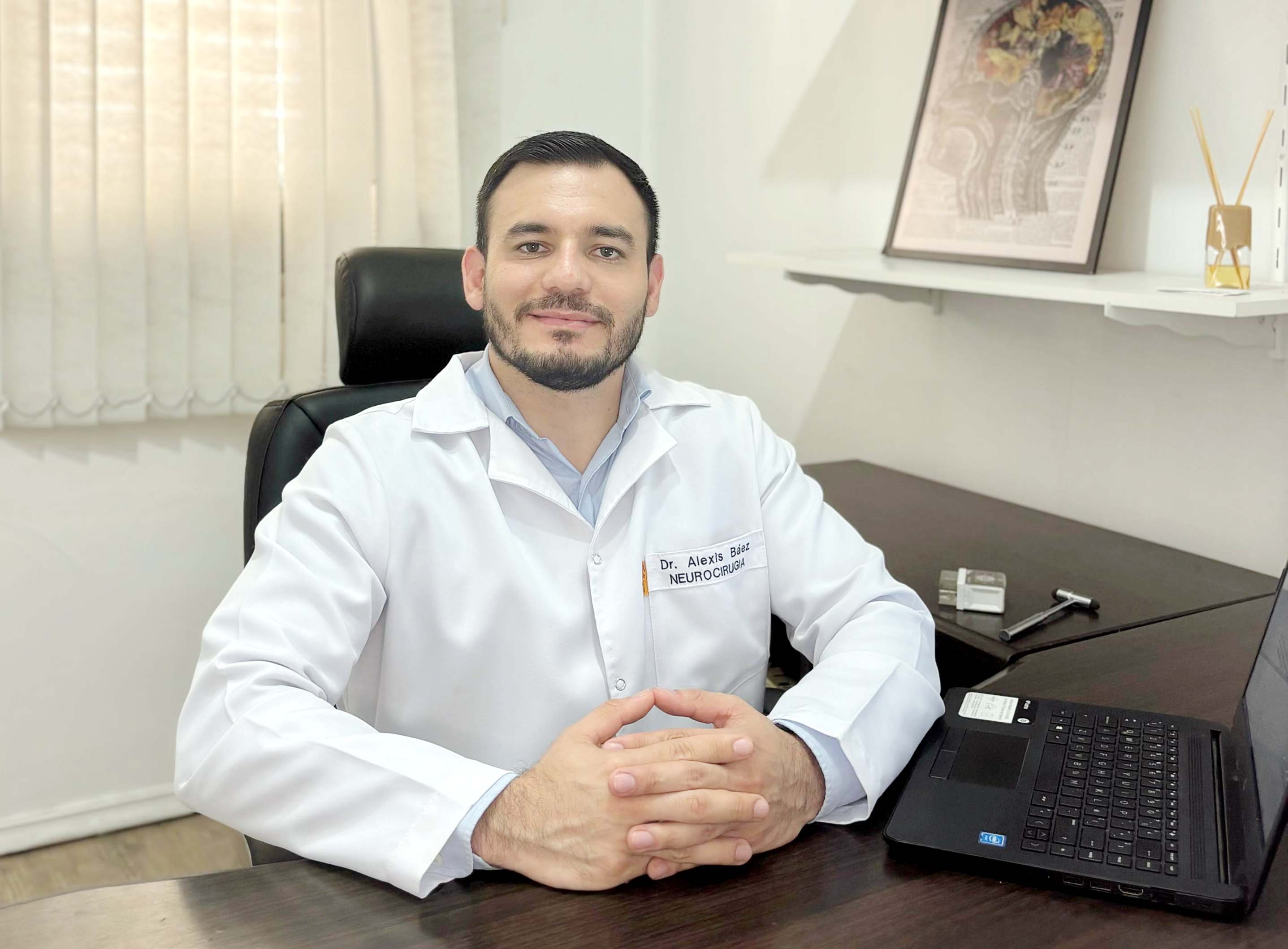 “Rompamos el mito: El neurocirujano no solo trata el cerebro, ¡también tu columna!” 
