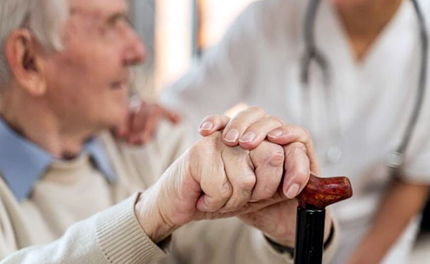 Geriatra del IPS Ingavi recomienda hábitos saludables para el adulto mayor para un envejecimiento más pleno 