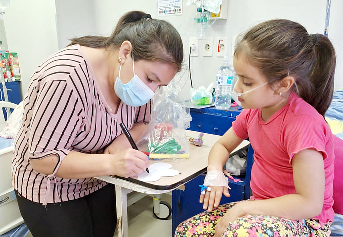Niños y madres exponen frases de amor y esperanza en el Aula Hospitalaria del Hospital Central