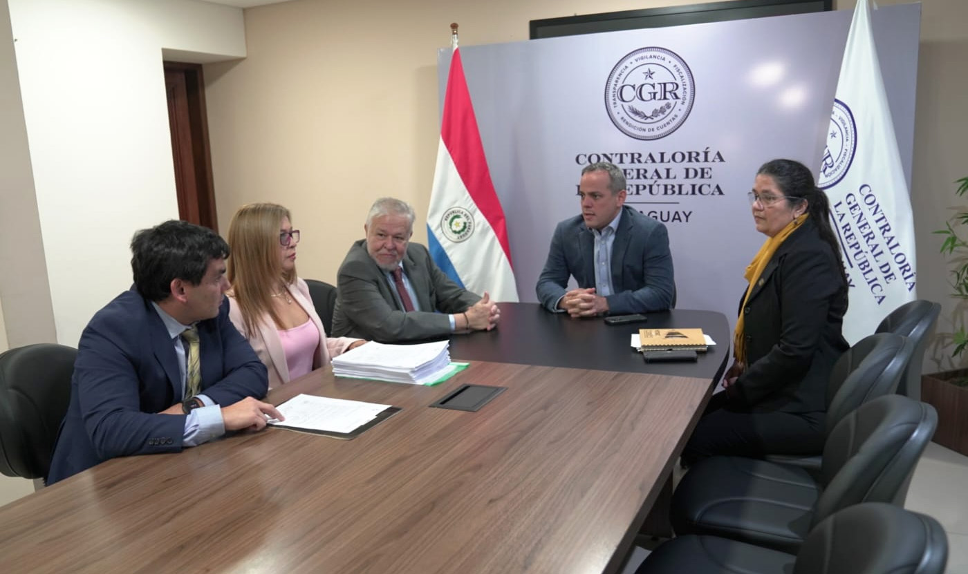 Presidente del IPS entrega importantes informes de auditorías realizadas en la institución