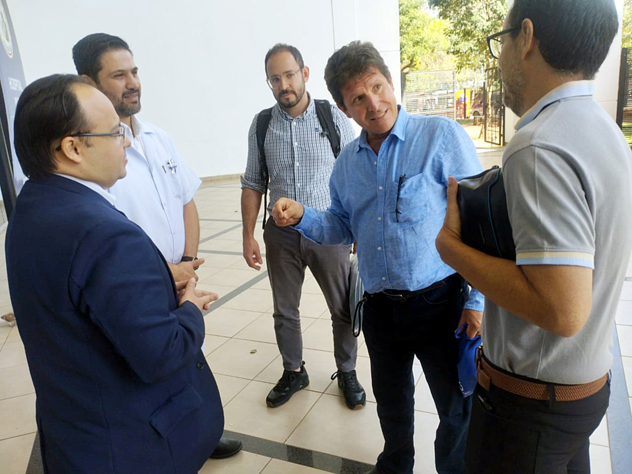 Destacado médico del Brasil realizará jornadas de cirugías de cadera con el staff de cirujanos de traumatología en el IPS Ingavi