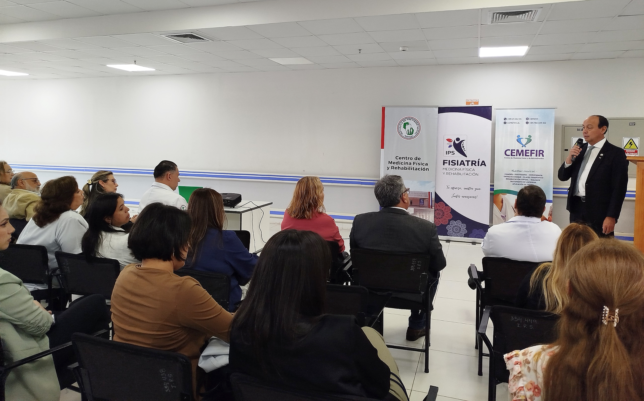 Brindan jornada acerca de las atenciones a pacientes de la tragedia del Ycuá Bolaños en el Centro de Medicina Física y Rehabilitación