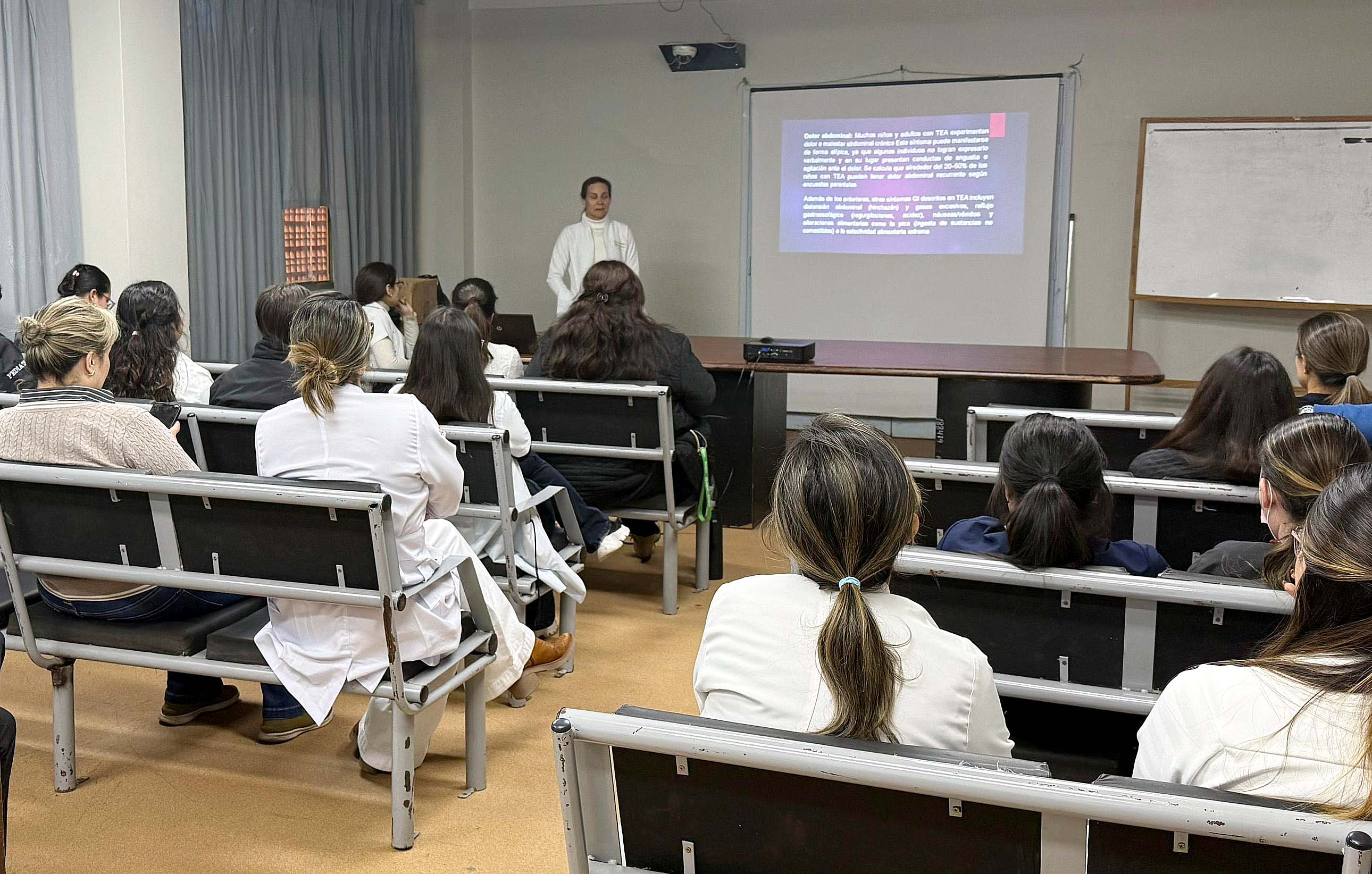 Pediatras se capacitan en neuro-nutrición en niños con TEA