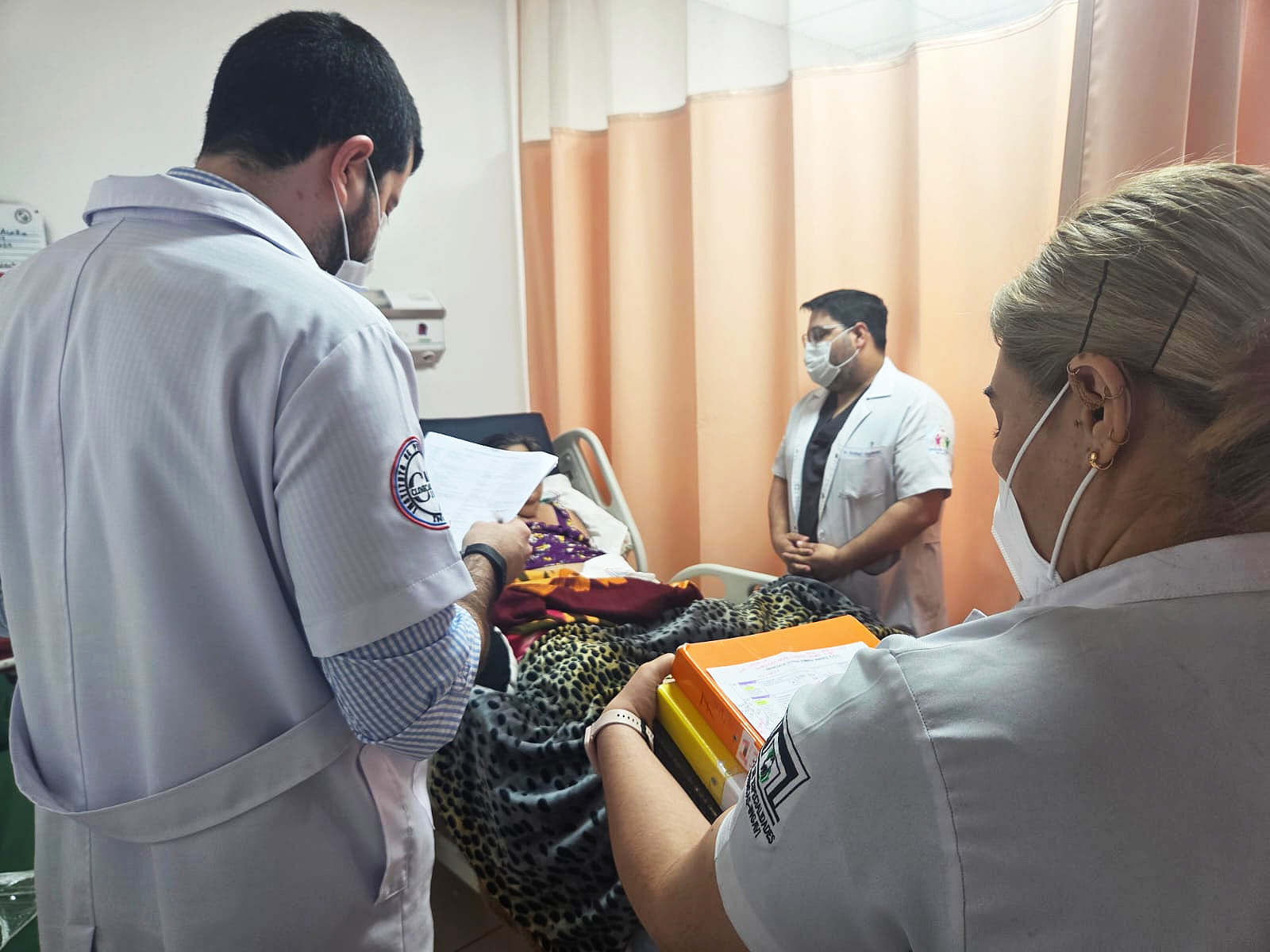 ¿Cuál es la labor fundamental en diagnóstico, tratamiento y cuidado integral del médico internista? 