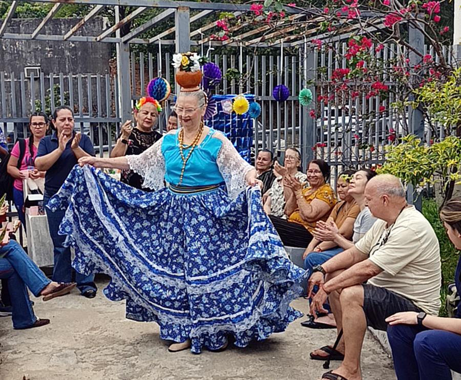 Pacientes agasajan a sus fisioterapeutas de Hidroterapia en el CESI