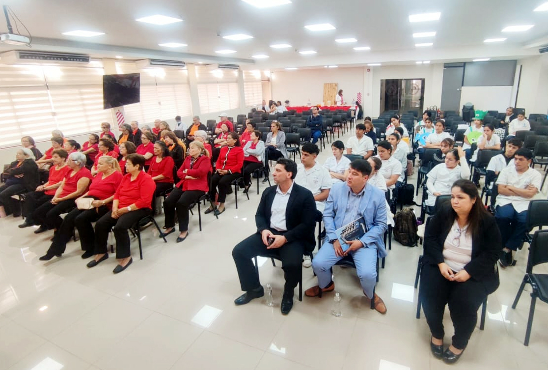Jóvenes y adultos mayores, unidos por un corazón sano