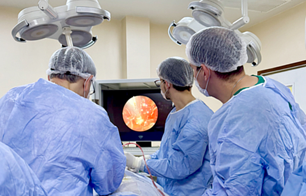 Equipo multidisciplinario del IPS realiza semana de cirugías de tumores hipofisarios para reducir lista de espera