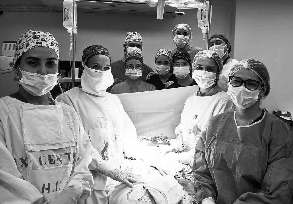 Extirpan con éxito tumor gigante de más de 10 kilos en paciente de 34 años