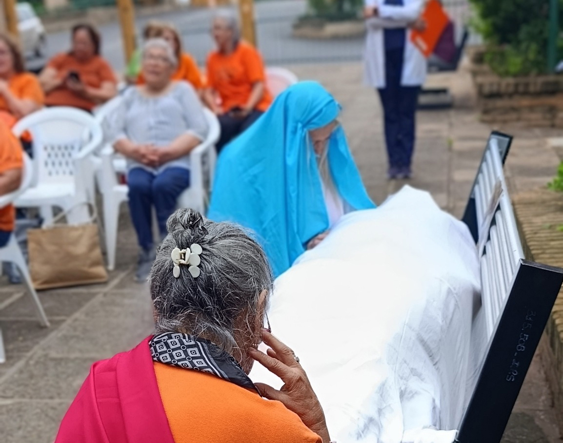Adultos mayores del Club de Vida Plena realizan emotiva representación de la Vía Crucis