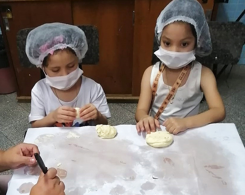 Niños y adolescentes participan de la tradicional chipa apo en el Hospital Central