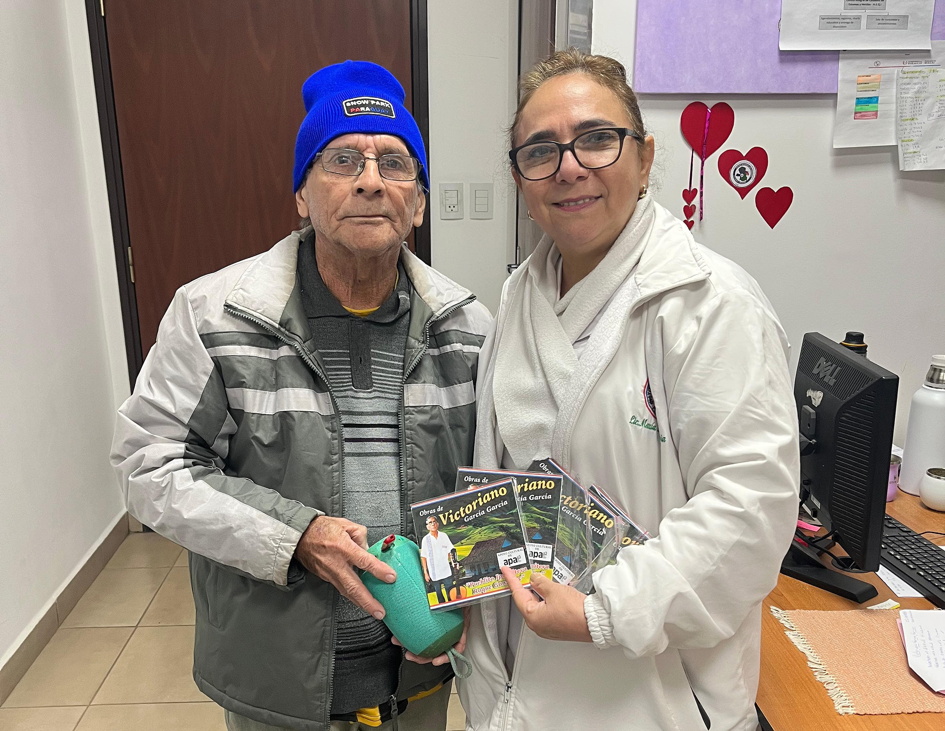 Le cantó por cuidarlo: ostomizado se adelanta al Día de la Enfermera con una polca