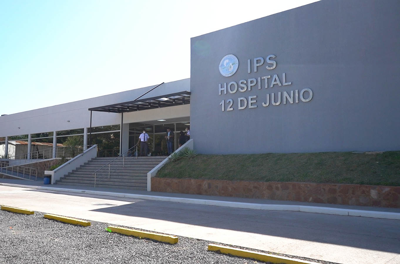 Presidente del IPS verifica situación del Hospital 12 de Junio y anuncia acciones para corregir irregularidades