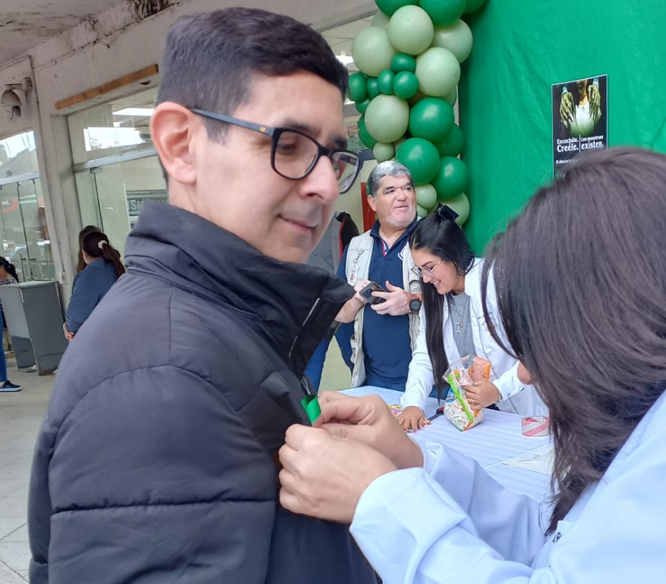 Con mensajes y entrega de lazos verdes, trabajadoras sociales del Hospital Central, refuerzan la importancia de erradicar la violencia contra la niñez y adolescencia