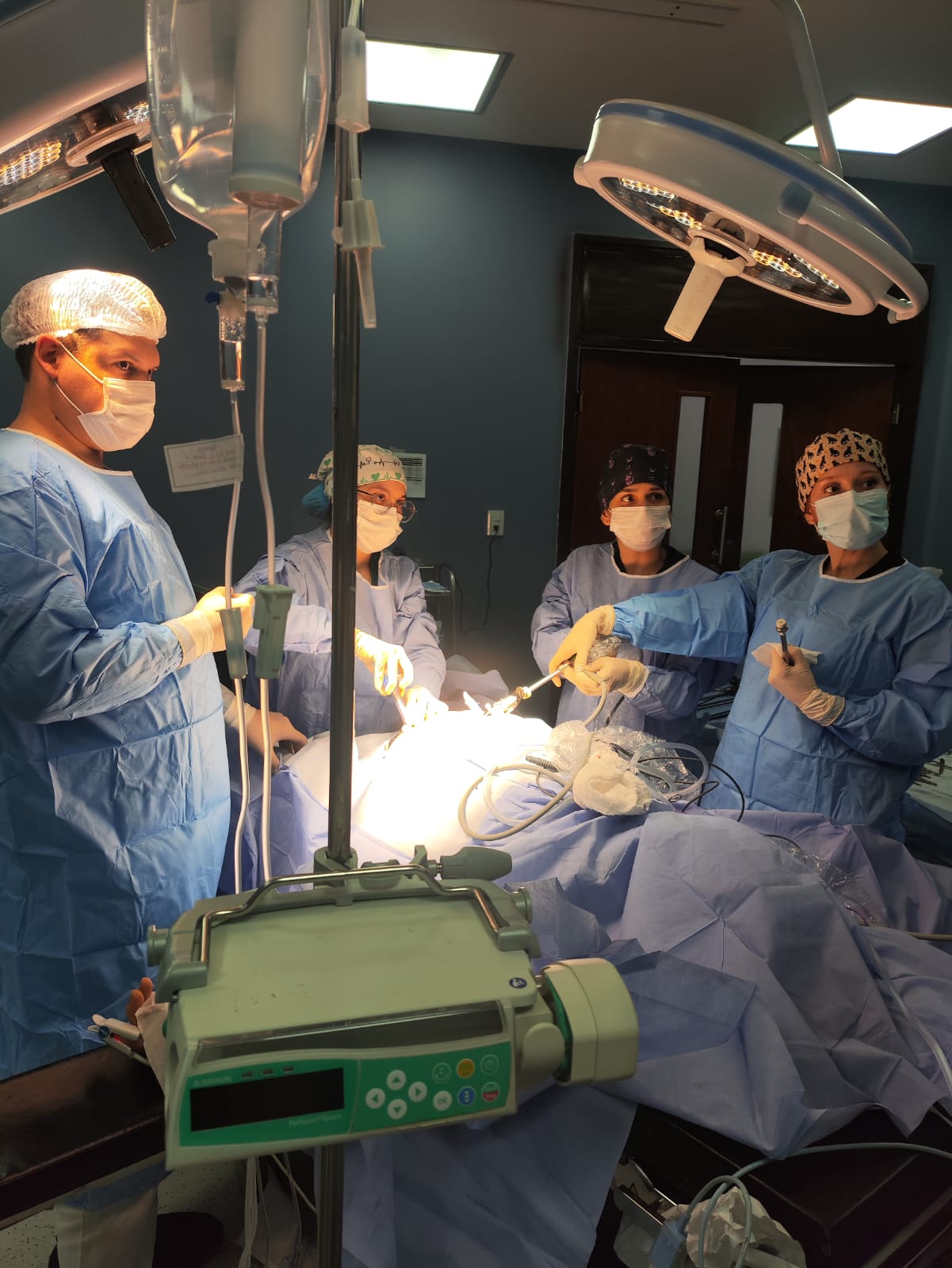 Compleja cirugía laparoscópica en el Hospital IPS Ingavi trata una rara patología intestinal y frena su evolución a cáncer