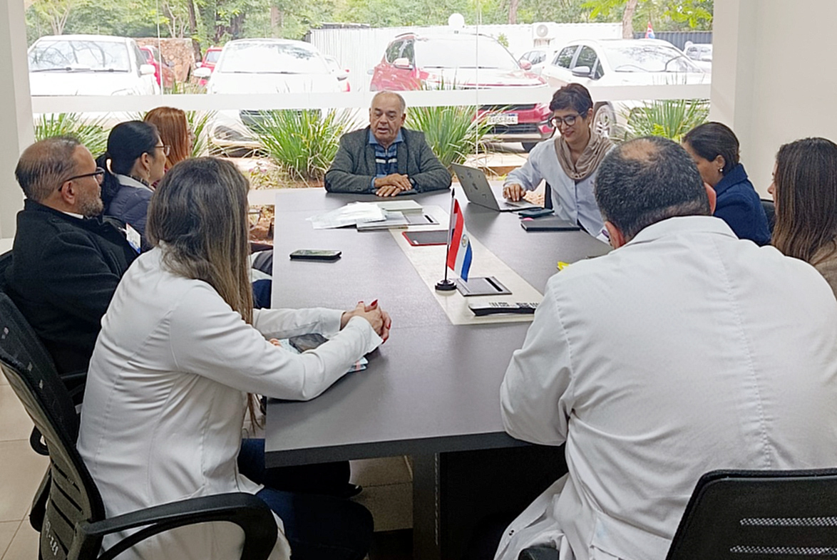 Especialista paraguayo en Hematología radicado en Francia visitó el Centro Productor de Sangre y Terapia Celular del IPS
