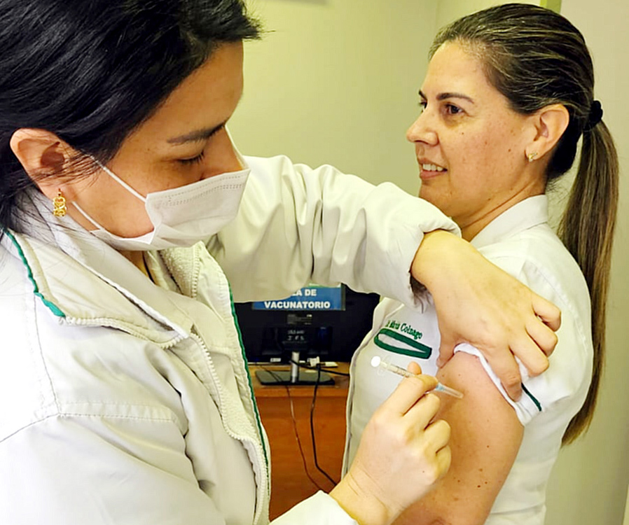 IPS Ingavi refuerza la vacunación del personal de salud ante el aumento de consultas por influenza