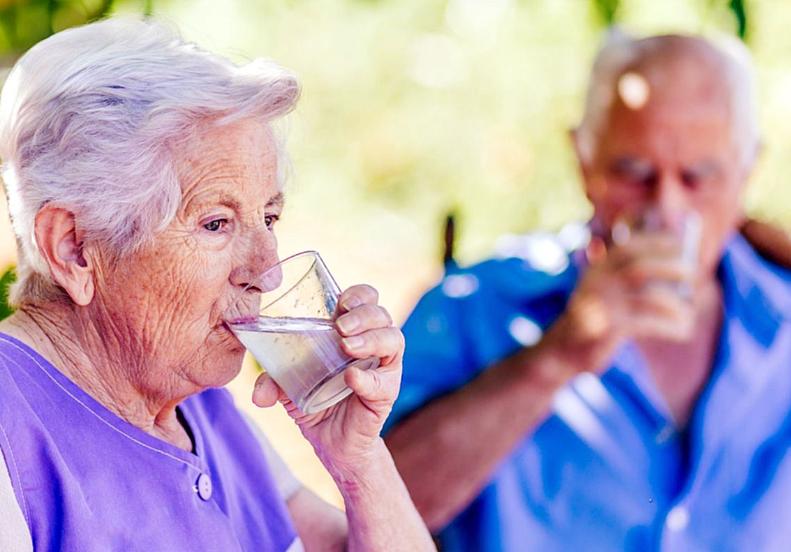 Hidratación y actividad física en adultos mayores: hábitos esenciales para la salud 