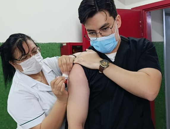 Prosigue la vacunación contra la influenza para el personal de salud del Hospital Central del IPS