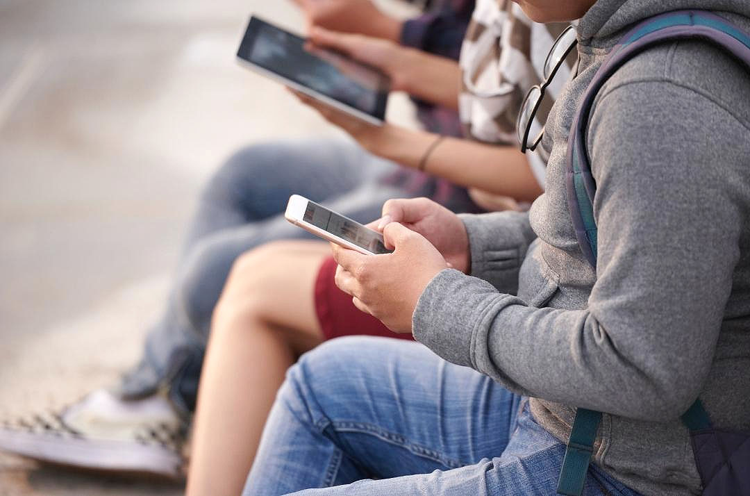 Profesional de la salud mental recomienda equilibrar la tecnología con experiencias reales en la infancia