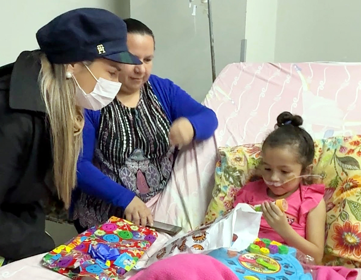 Legisladoras llevan obsequios a niños internados en el Hospital Central