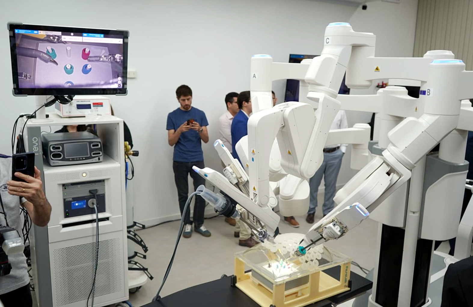 Presidente del IPS participó de la inauguración del primer Centro de Entrenamiento en Cirugía Robótica del país