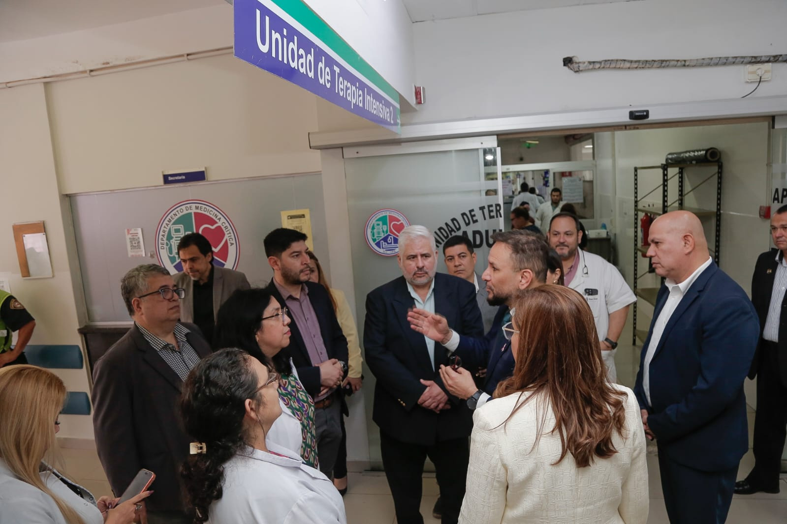 Verificación in situ: Presidente Derlis León define medidas para fortalecer la atención en UEMA y recorre UTI Adultos del Hospital Central