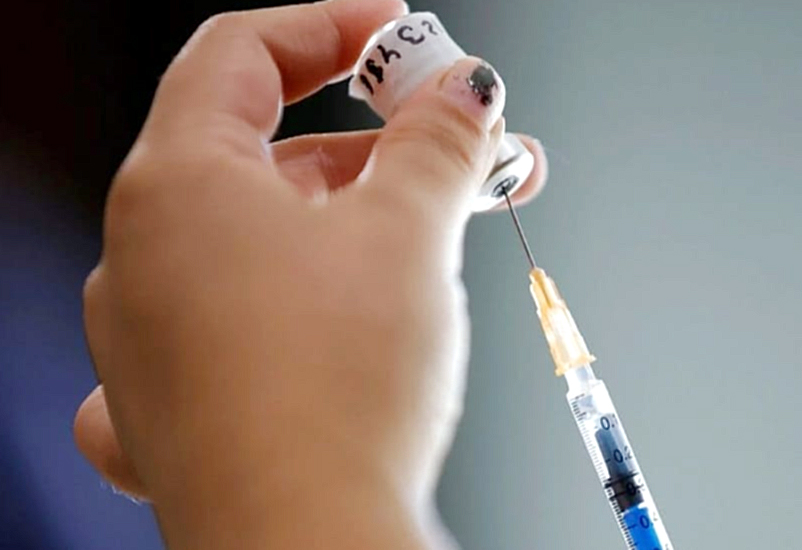 ¿Sirve aún vacunarse contra la influenza y el COVID-19?