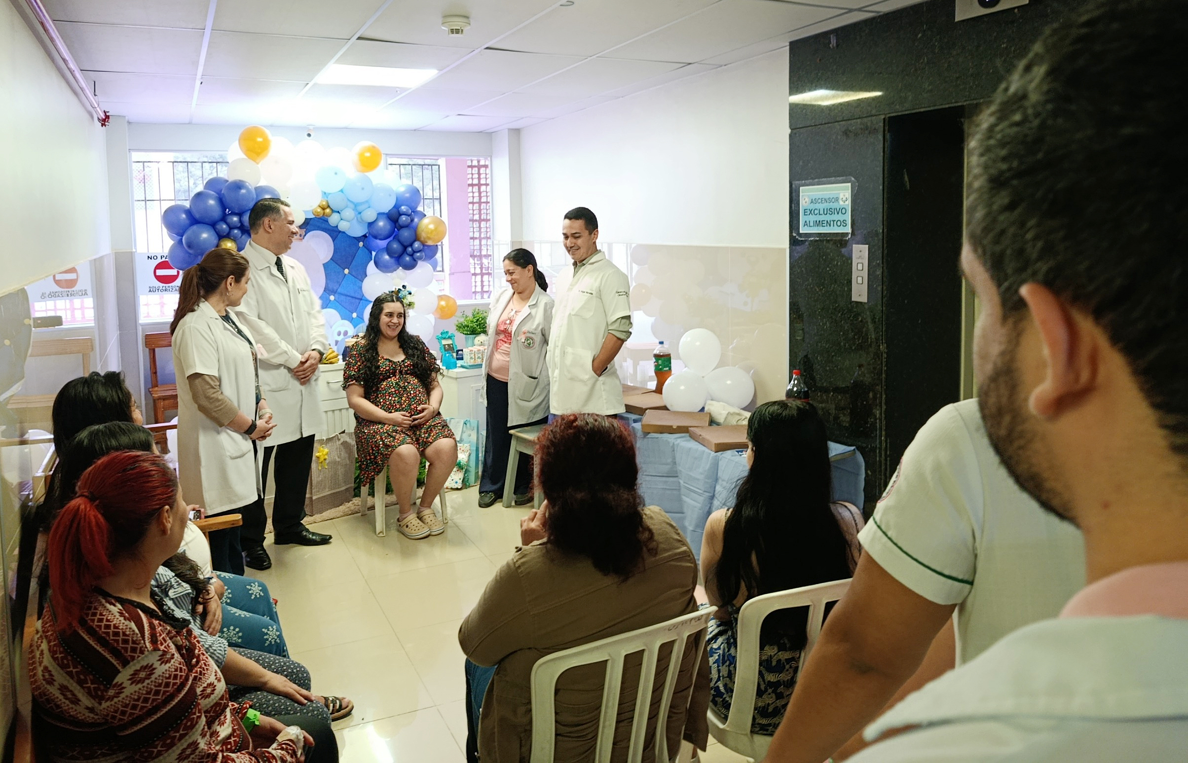Agasajan a madre y futuro recién nacido en la sala de Alto Riesgo del Hospital Central
